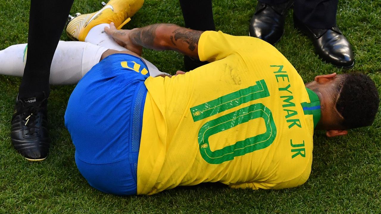 Brazil's forward Neymar reacts on the sidelines during the Russia 2018 World Cup round of 16 football match between Brazil and Mexico at the Samara Arena in Samara on July 2, 2018. / AFP PHOTO / SAEED KHAN / RESTRICTED TO EDITORIAL USE - NO MOBILE PUSH ALERTS/DOWNLOADS