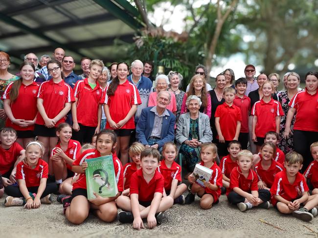 Local legend Fred Hoskins and his wife Olwyn with the Wyrallah Public School students he visits regularly to encourage their learning. Picture: Ben Griffin