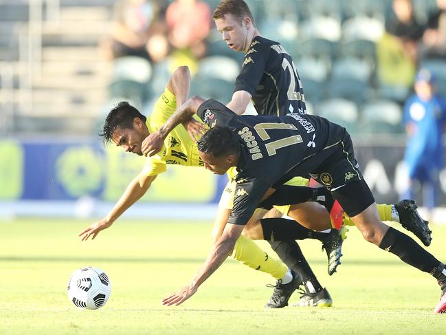 WOLLONGONG, AUSTRALIA - FEBRUARY 21:  Ulises Davila of the Phoenix is fouled by Keanu Baccus of the Wanderers during the A-League match between the Wellington Phoenix and the Western Sydney Wanderers at WIN Stadium, on February 21, 2021, in Wollongong, Australia. (Photo by Mark Kolbe/Getty Images)