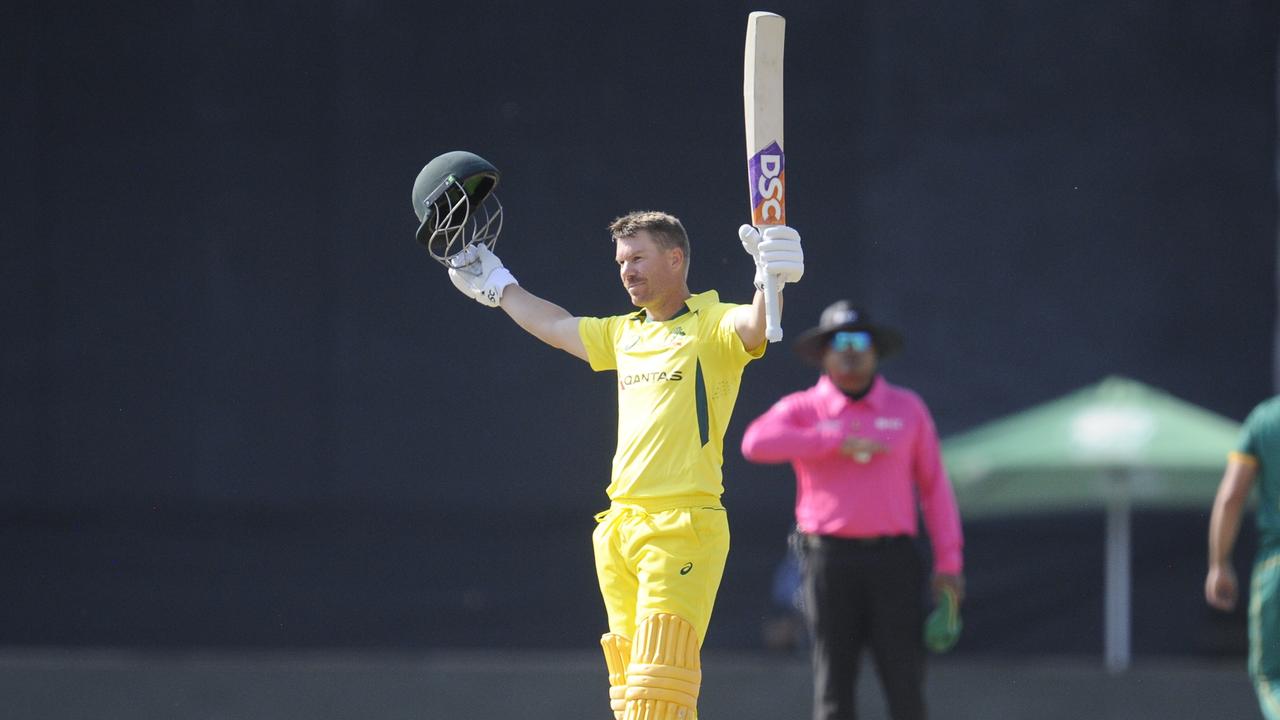 David Warner raises the bat. Photo by Charle Lombard/Gallo Images/Getty Images.