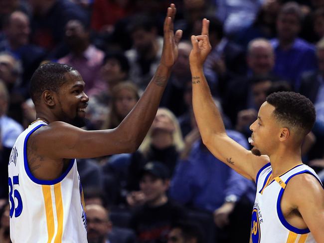 TORONTO, ON - NOVEMBER 16: Kevin Durant #35 and Steph Curry #30 of the Golden State Warriors high five during the first half of an NBA game against the Toronto Raptors at Air Canada Centre on November 16, 2016 in Toronto, Canada. NOTE TO USER: User expressly acknowledges and agrees that, by downloading and or using this photograph, User is consenting to the terms and conditions of the Getty Images License Agreement.   Vaughn Ridley/Getty Images/AFP == FOR NEWSPAPERS, INTERNET, TELCOS & TELEVISION USE ONLY ==