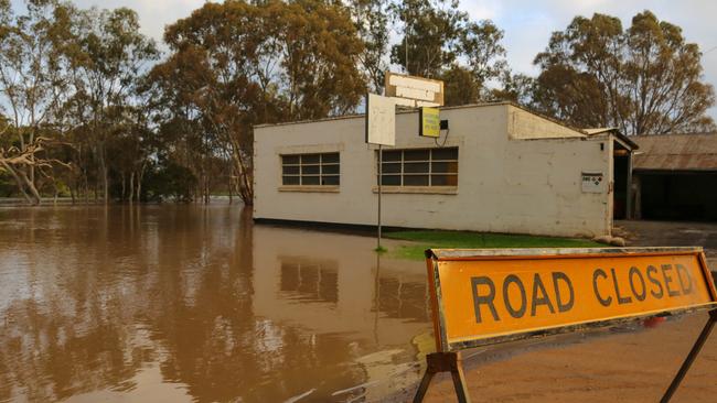 SES spokeswoman Susan Davie said the town could be hit with major flooding tonight with sandbagging being carried out. Picture: Debbie Nolte