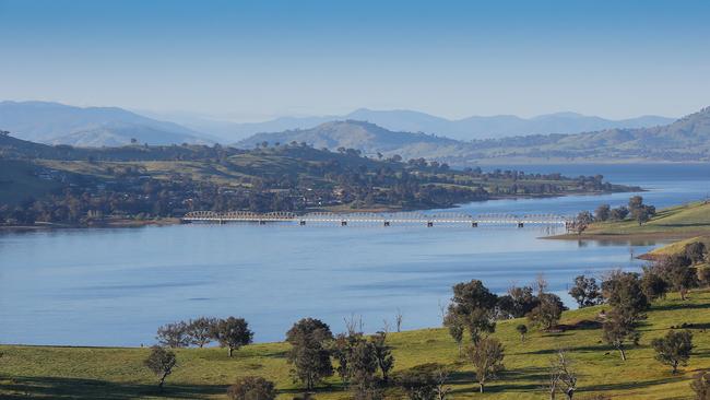 ALBURY NSW AUSTRALIA - Daily Telegraph: AUGUST 24, 2020: Telegraph bush special. Property growth areas around regional NSW - Albury is one of them. Lake Hume near Albury Wodonga. Picture: Simon Dallinger