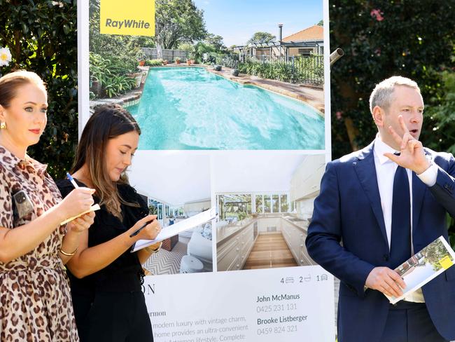 SYDNEY, AUSTRALIA - NewsWire Photos APRIL 12, 2025: (right) Edward Riley auctioneer during the auction of 9 Burra Road in Artarmon.Picture: NewsWire / Damian Shaw