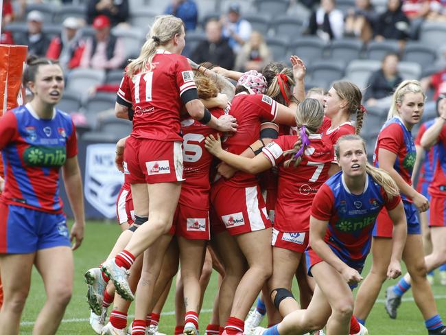 Steelers players rejoyce after Bronte Wilson’s winning try. Picture Warren Gannon Photography