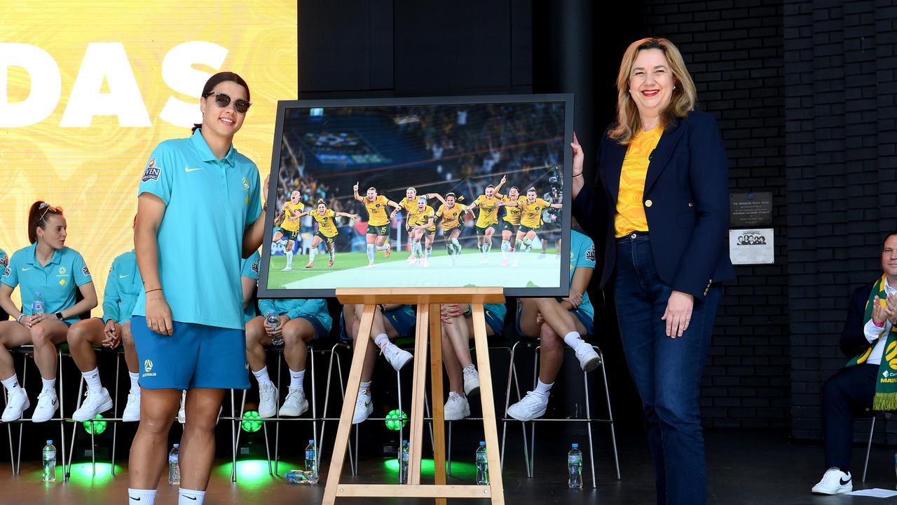 BRISBANE, AUSTRALIA - AUGUST 20: Sam Kerr and Annastacia Palaszczuk ,Premier of Queensland, unveil a photo memento presented to the Matildas players during the Australian Matildas community reception following their 2023 FIFA Women's World Cup campaign, at City Botanic Gardens on August 20, 2023 in Brisbane, Australia. (Photo by Bradley Kanaris/Getty Images)