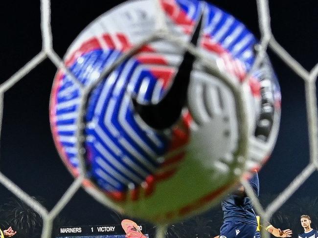 Central Coast Mariners' Miguel Di Pizio (L) scores a goal during the A-League Men's grand final football match between Central Coast Mariners and Melbourne Victory at Industree Group Stadium in Gosford on May 25, 2024. (Photo by Izhar KHAN / AFP) / -- IMAGE RESTRICTED TO EDITORIAL USE - STRICTLY NO COMMERCIAL USE --