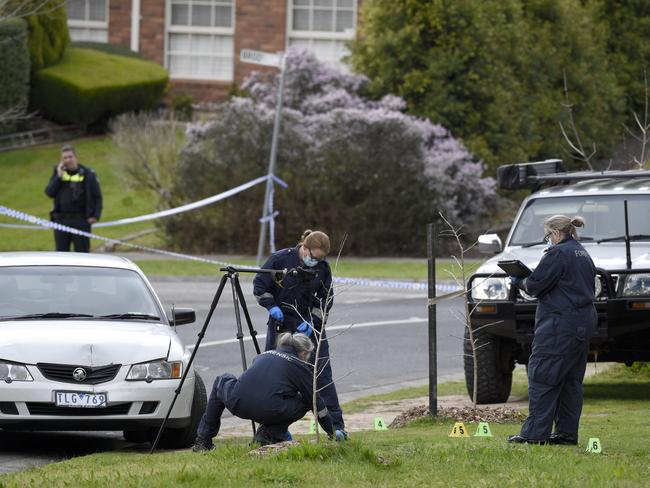 MELBOURNE, AUSTRALIA - NewsWire Photos SEPTEMBER 04, 2023: Police at the scene on Tidcombe Crescent Doncaster East where a male has been found dead on the street. Picture: NCA NewsWire / Andrew Henshaw