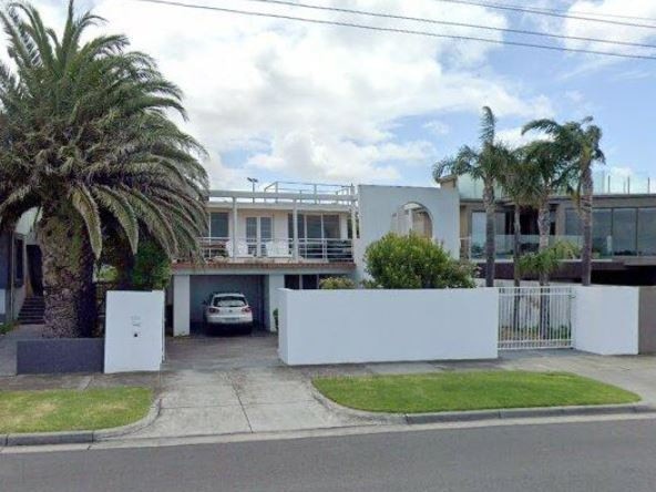 2/83 Beach Rd was bought in 2019 for an undisclosed sum.