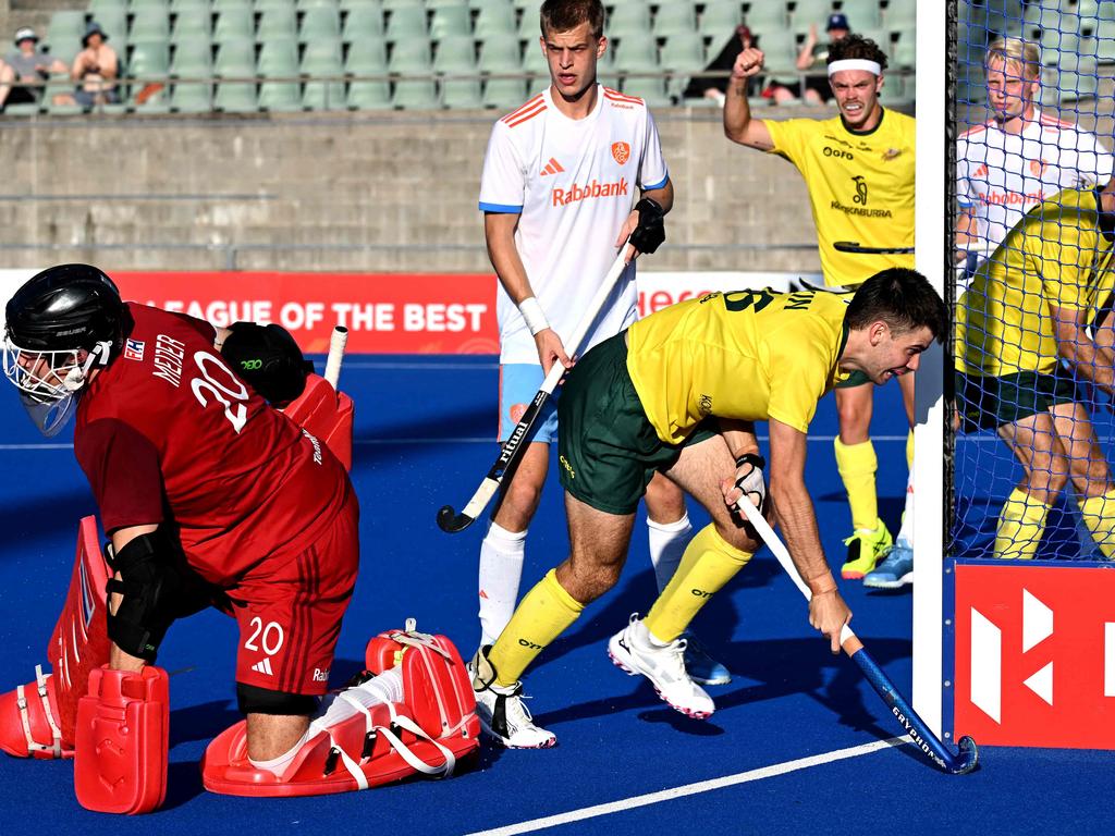 Australia's Davis Atkin (C) scores a goal during the men's field hockey match between Australia and the Netherlands in the FIH Hockey Pro League in Sydney on February 6, 2025. (Photo by Saeed KHAN / AFP) / -- IMAGE RESTRICTED TO EDITORIAL USE - STRICTLY NO COMMERCIAL USE --