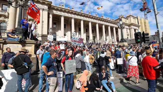 Demonštranti sa schádzajú v Melbourne CBD počas niekoľkých po sebe nasledujúcich víkendov, aby protestovali proti zákonu o pandémii, povinných vakcínach a pasoch. Obrázok: Ian Currie