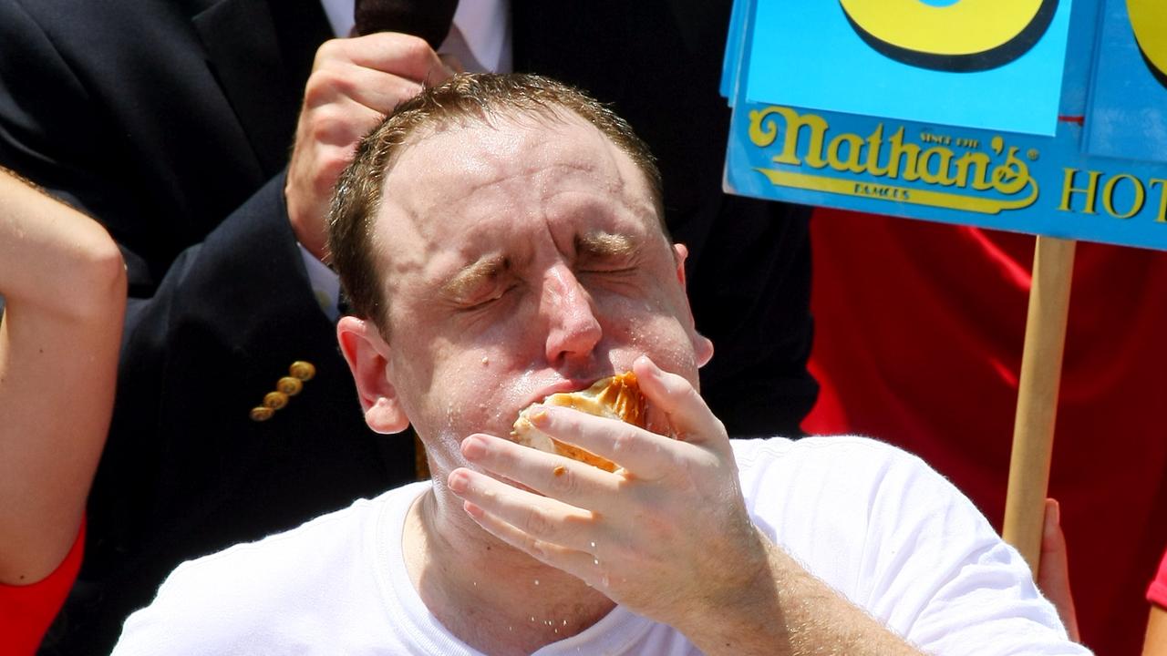 Joey Chestnut breaks hot dog world record with 75 in 10 minutes, video