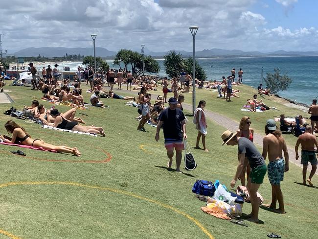 Thousands of tourists enjoyed the sunny weather at Byron Bay on December 31, 2020, and although Main Beach was closed , other beaches like The Wreck and parks were very popular.