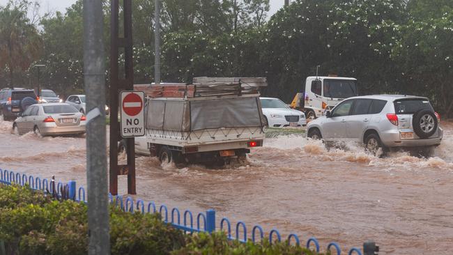 <span capiid="76736ac5534bc8389d3d4789a3bad918" class="titleCapiVideo">Heavy rain on Monday morning floods Bagot Rd in Darwin, above and below. Pictures: Che Chorley</span>