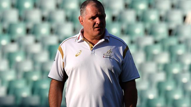 Australia's coach Ewen McKenzie monitors the team during the "captain's run" at Allianz Stadium in Sydney on June 20, 2014. Australia play France in the third and final test in Sydney on June 21. AFP PHOTO / Saeed KHAN IMAGE RESTRICTED TO EDITORIAL USE - STRICTLY NO COMMERCIAL USE