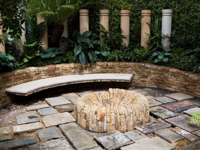 It features sandstone pillars and a fire pit. Picture: kuva