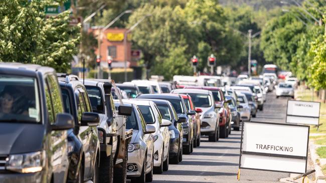 Cars queuing up to get through to Wodonga from Albury on the Lincoln Causeway Picture: Simon Dallinger