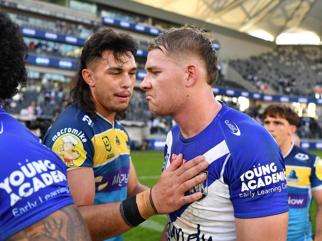 Tino Fa'asuamaleaui attempts to smooth things over with Matt Burton. Picture: NRL Imagery