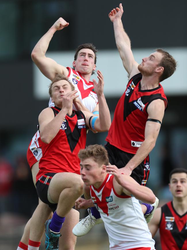 Ararat’s Baydn Cosgriff arrives late to upset Stawell duo Kyan Mellour and Tom Walker.