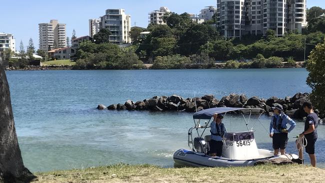 Police begin diving the Tweed River following the death of a nine-month-old baby. Picture: Campbell Gellie