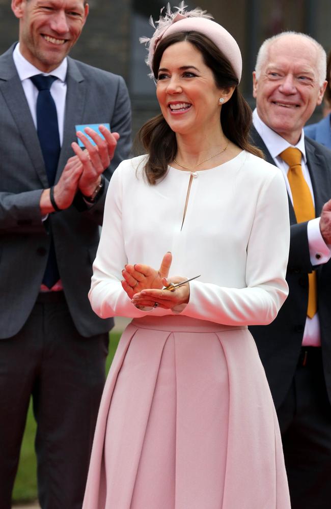 Princess Mary: wows onlookers with stunning pink outfit at hospital ...