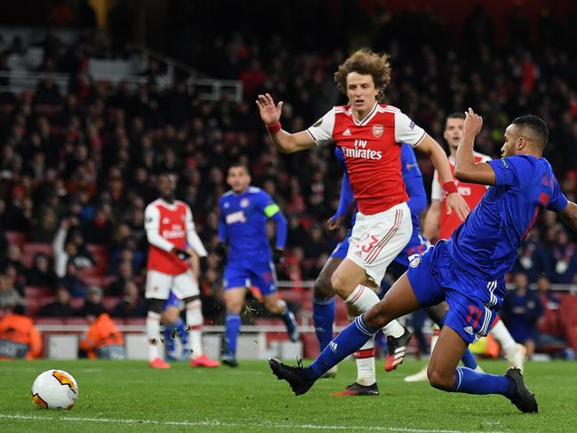 LONDON, ENGLAND - FEBRUARY 27: Youssef El Arabi of Olympiacos FC scores his team's second goal in extra-time during the UEFA Europa League round of 32 second leg match between Arsenal FC and Olympiacos FC at Emirates Stadium on February 27, 2020 in London, United Kingdom. (Photo by Mike Hewitt/Getty Images)