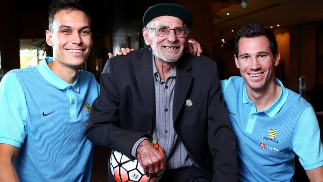 Steve Herczeg (centre) with players Trent Sainsbury and Ryan McGowan, pictured shortly before he tragically died. Pic: Sarah Reed