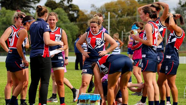 Kate Tyndall talks to Darebin players. Picture: Rob Lawson Photography