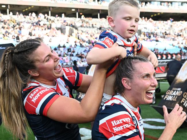 Jess Sergis and Sam Bremner celebrate the NRLW premiership. NRL Imagery