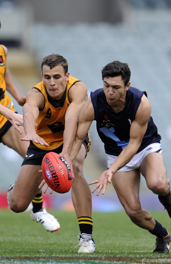 Ben Cavarra battling it out for Vic Metro against WA’s Dom Sheed.