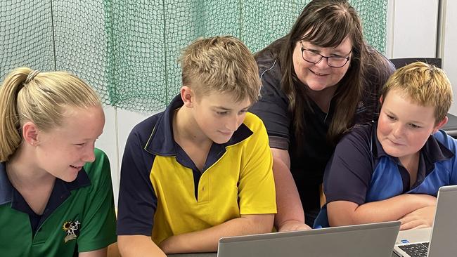 ‘I’ve never come out and said, ‘I’m the best teacher’. That’s just not me, I’m just a person who does her job and hopefully does it well enough to improve these kids lives’: Moranbah East State School year six teacher Tracey Batchelor who was voted as the Mackay Whitsunday Isaac region's best teacher for 2021. Pictured with students Zuri, Hudson and Nate. Picture: Contributed