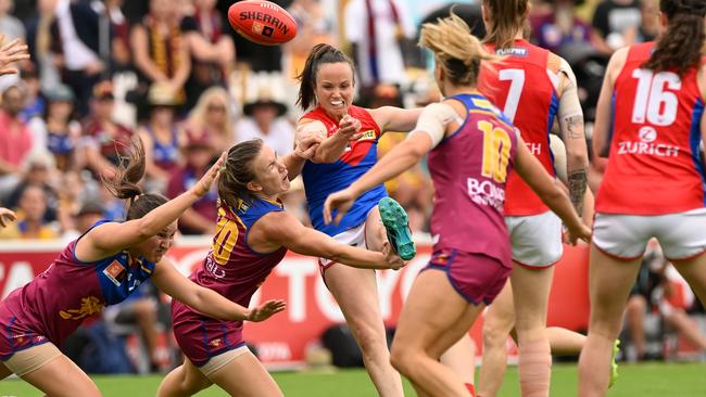 Daisy Pearce takes a shot at goal. Picture: Getty Images