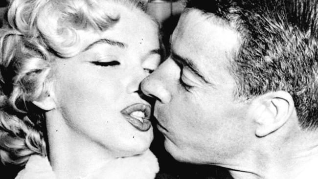 Actor Marilyn Monroe kissing with baseballer Joe DiMaggio before their wedding ceremony 14 Nov 1954. husband di maggio 1950s