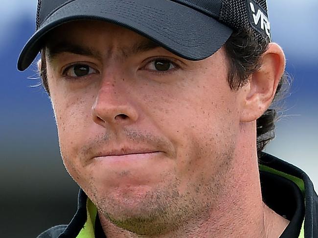 ABERDEEN, SCOTLAND - JULY 10 : Rory McIlroy of Northern Ireland Acknowledges the applause from the Gallery around the 18th green during the Aberdeen Asset Management Scottish Open first round at Royal Aberdeen Golf Club on July 10, 2014 in Aberdeen, Scotland (Photo by Mark Runnacles/Getty Images)