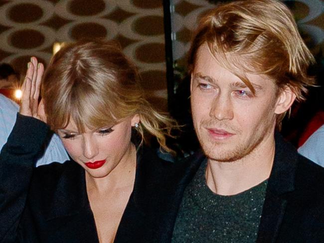 NEW YORK, NEW YORK - OCTOBER 06: Taylor Swift and Joe Alwyn depart Zuma on October 06, 2019 in New York City. (Photo by Jackson Lee/GC Images)