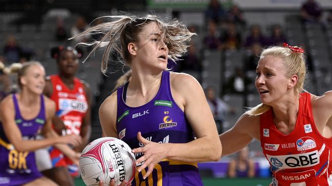 BRISBANE, AUSTRALIA – AUGUST 18: Kim Jenner of the Firebirds controls the ball under pressure from Tayla Fraser of the Swifts during the round five Super Netball match between the Queensland Firebirds and the NSW Swifts at Nissan Arena on August 18, 2020 in Brisbane, Australia. (Photo by Albert Perez/Getty Images)