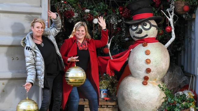 Joke Fogden and Shirlene Bisschop are behind the Christmas decoration campaign.