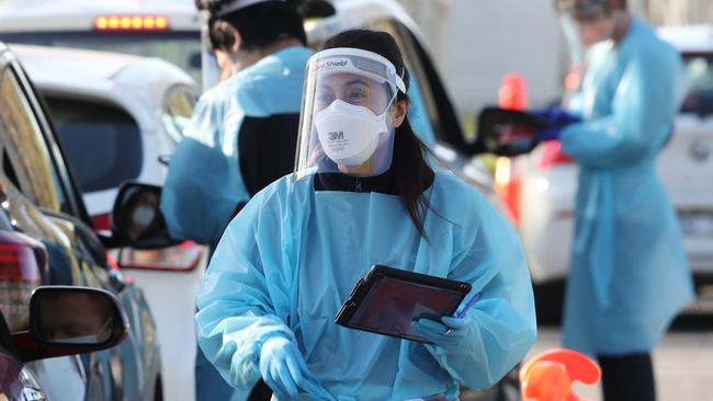 MELBOURNE, AUSTRALIA - NewsWire Photos, OCTOBER 6, 2021. Melbourne continues in a COVID-19 lockdown. People line up in their cars to be COVID tested at Albert Park. Picture: NCA NewsWire / David Crosling