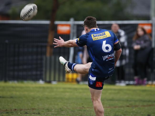 Harrison Reid-Porter kicks long. Photographer: Warren Gannon Photography