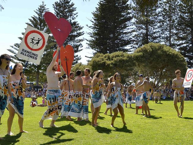 Skinny Dip World Record Smashed By 790 Nude Swimmers At Fremantles 