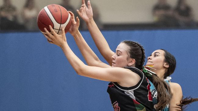 Zoe Boutcher for Titans and Hayley Upu for Seahawks. Div 2 Gold Medal Match North Gold Coast Seahawks Teal vs Southern Districts Titans. Under 16 Girls State Basketball Championships. Friday, April 15, 2022. Picture: Nev Madsen.