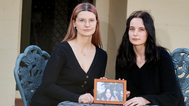 Kimmi Smith &amp; Shenta Bell with a photo of murder victim Synamin Bell. Picture: Frank Monger