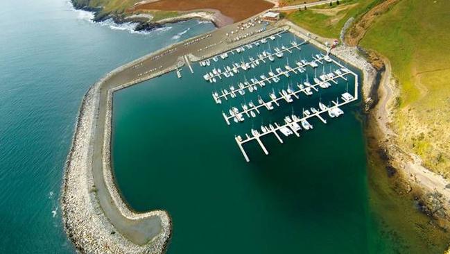 The State Government will take action to dredge the entrance to the Wirrina Cove marina, whose operator is at the centre of a class action.