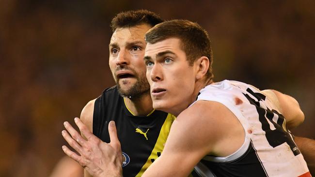 Toby Nankervis of the Tigers (left) and Mason Cox of the Magpies contest in the ruck during the preliminary final. Picture: AAP Image/Julian Smith