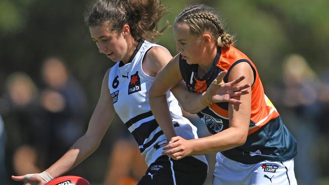 Alyssa Bannan battles Kasey Lennox for the ball. Picture: Julian Smith