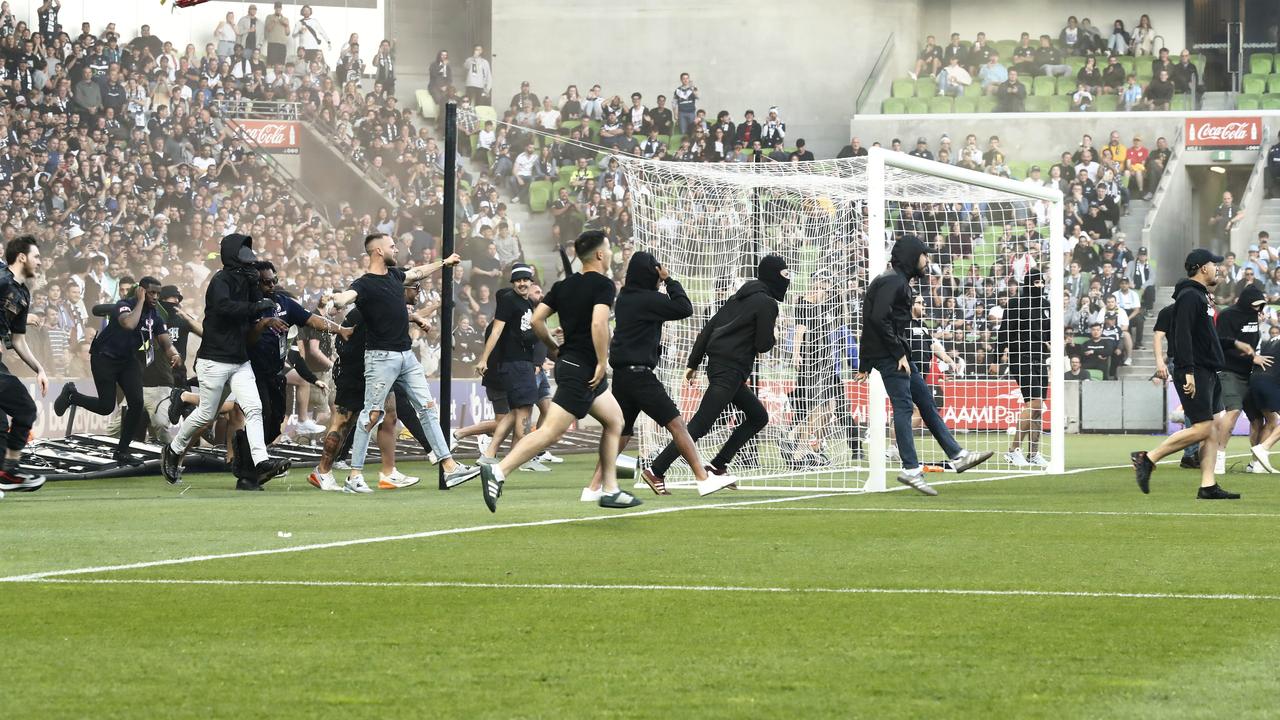 Invasion du terrain des fans lors de la vidéo du derby de Melbourne, réaction aux images de Melbourne Victory vs Melbourne City