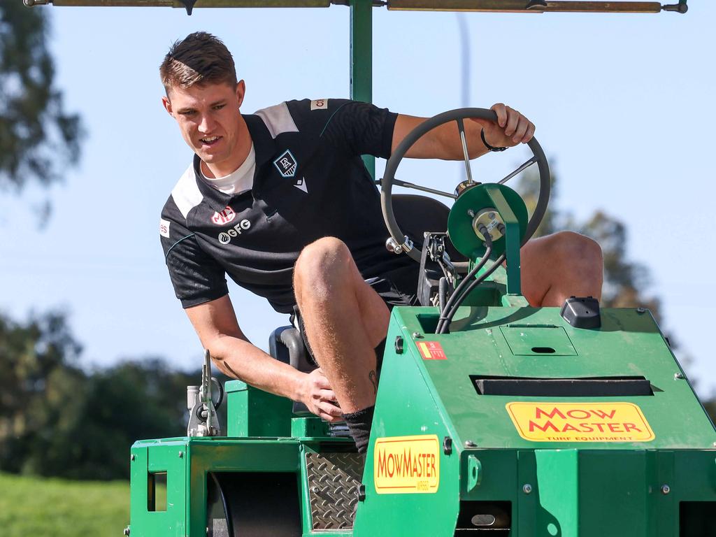 NEWS ADV PowerÃ¢â&#130;¬â&#132;¢s Jordon Sweet becoming a groundskeeper at Karen Rolton Oval Image/Russell Millard Photography