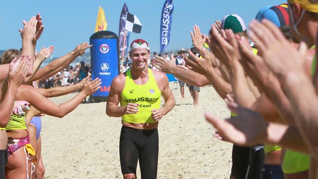 Shannon Eckstein receives a guard of honour before his final ironman race. Picture: Harvpix