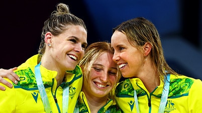 SMETHWICK, ENGLAND - AUGUST 02: (L-R) Silver medalist, Shayna Jack of Team Australia, Gold medalist, Mollie O'Callaghan of Team Australia and Bronze medalist, Emma McKeon of Team Australia pose with their medals during the medal ceremony for the Women's 100m Freestyle Final on day five of the Birmingham 2022 Commonwealth Games at Sandwell Aquatics Centre on August 02, 2022 in Smethwick, England. (Photo by Elsa/Getty Images)