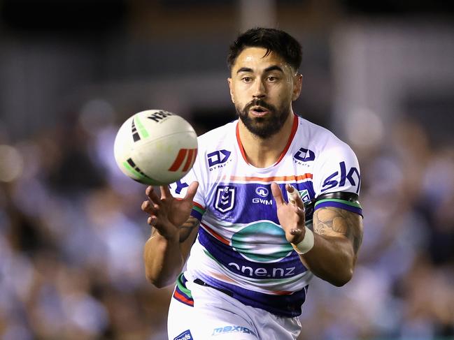 SYDNEY, AUSTRALIA - AUGUST 31: Shaun Johnson of the Warriors catches the ball during the round 26 NRL match between Cronulla Sharks and New Zealand Warriors at PointsBet Stadium, on August 31, 2024, in Sydney, Australia. (Photo by Cameron Spencer/Getty Images)